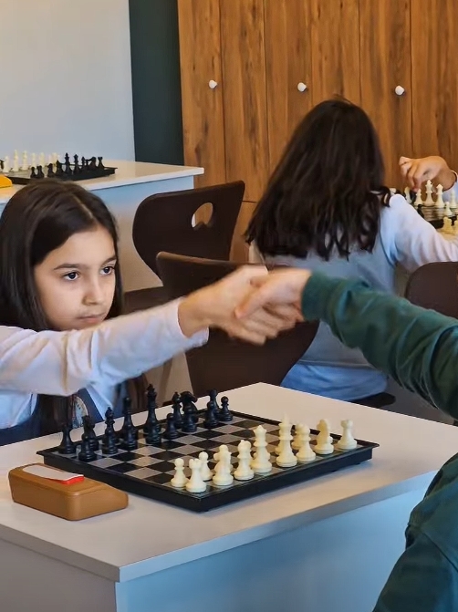 ♟️ დღეს პატარა მოთამაშეებმა აღმოაჩინეს, რომ ჭადრაკი მხოლოდ ფიგურები და დაფა არ არის.