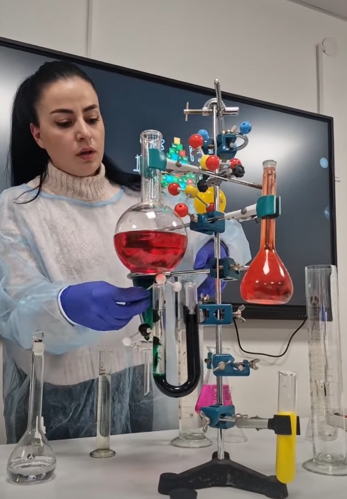 მეცნიერების კვირეულის ფარგლებში, ჩვენმა მოსწავლეებმა ქიმიის გაკვეთილი ნამდვილ საახალწლო შოუდ აქციეს.