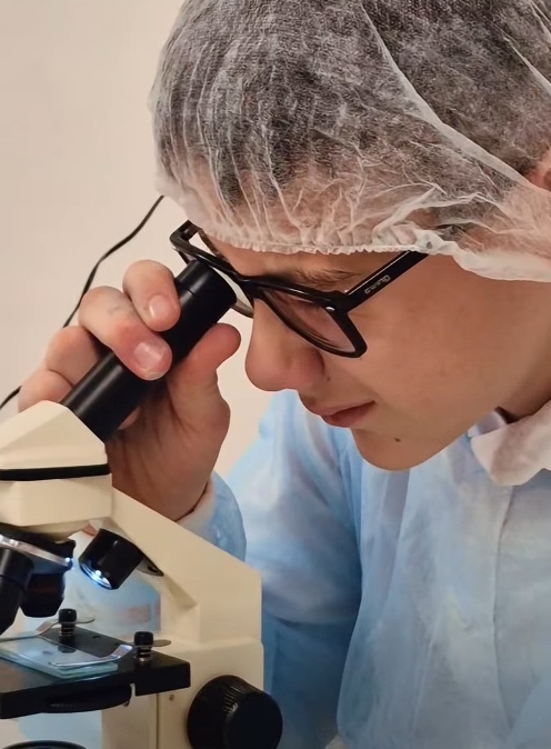 The school “New Generation” is equipped with Einstein’s modern laboratory, where our students conduct various interesting experiments.