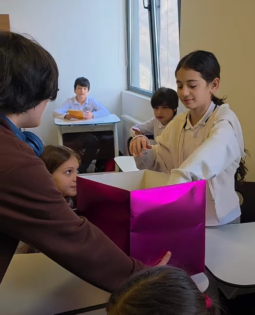 სკოლა “ახალი თაობის” მოსწავლეებმა და მასწავლებლებმა ჩვენი სკოლის ბიბლიოთეკას წიგნები გადასცეს.