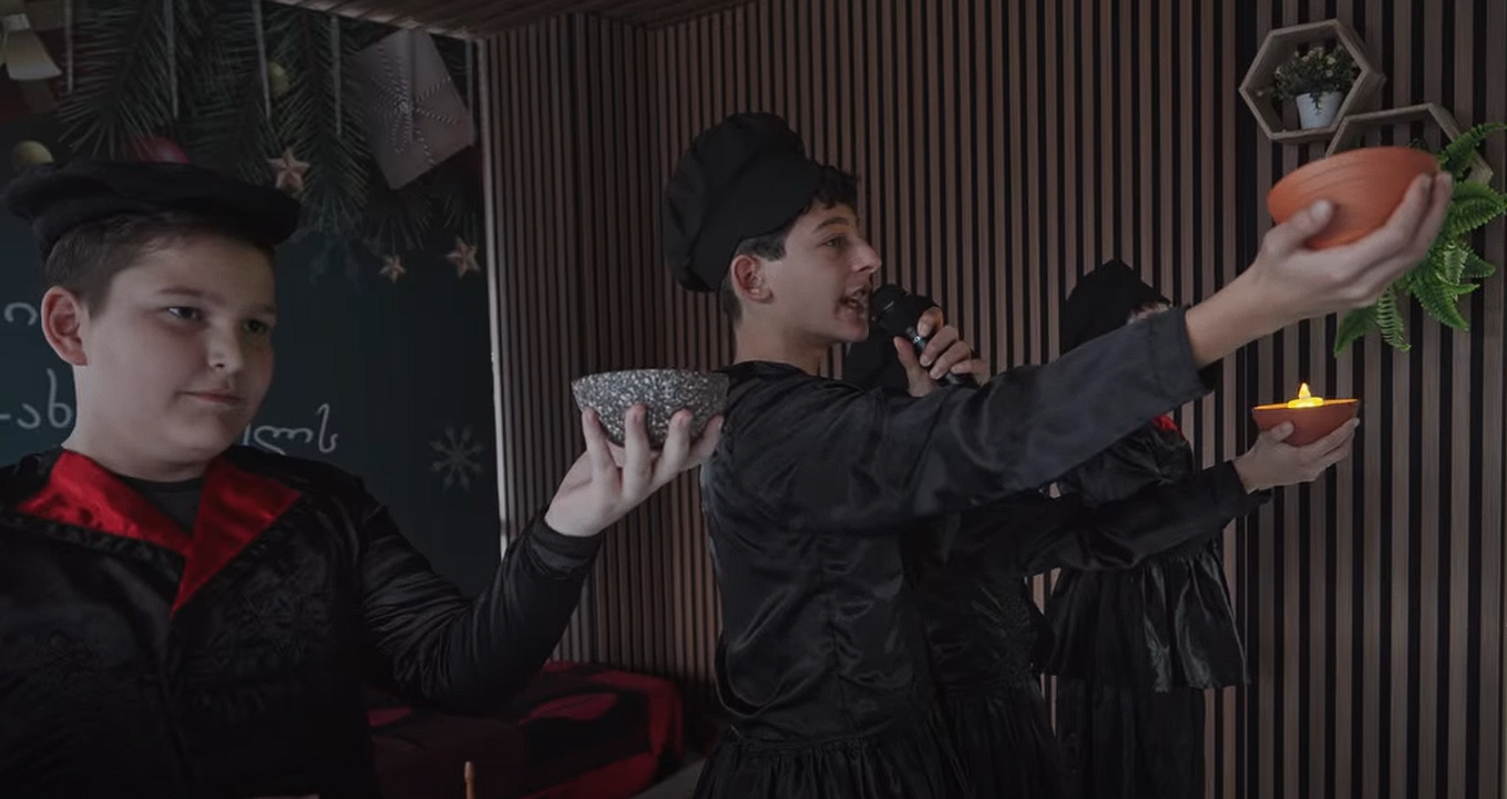 სკოლა „ახალი თაობის“ სახელით, გილოცავთ დამდეგ შობა-ახალ წელს!