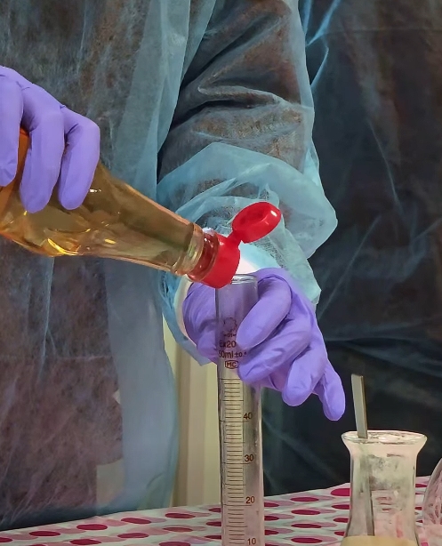 ქიმიის გაკვეთილზე მოსწავლეებმა განიხილეს თემა: „ფიზიკური და ქიმიური მოვლენები ყოველდღიურ ცხოვრებაში“. თეორიული მასალის განმტკიცების მიზნით, ჩატარდა სხვადასხვა ექსპერიმენტი