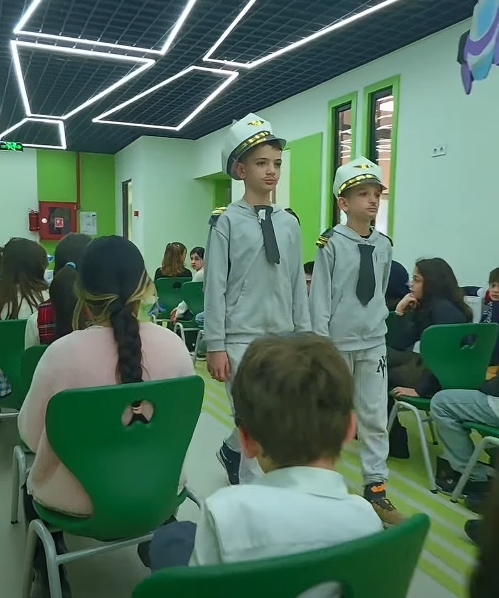 ჩვენი სკოლის დერეფნები აეროპორტის ტერმინალებად გადაიქცა. პატარა პილოტები უკვე კაბინაში არიან, ბორტგამცილებლები ღიმილით გვეგებებიან, მგზავრები კი მოთმინებით ელიან „გაფრენას”.