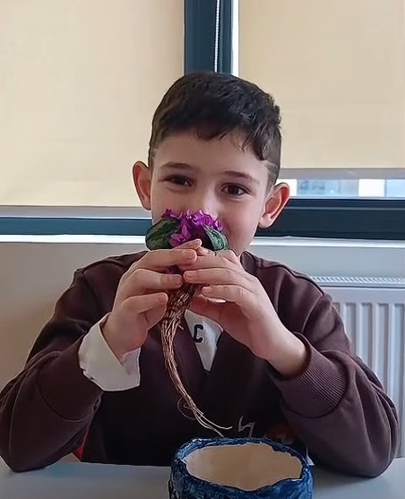 1გ კლასის მოსწავლეებმა დედის დღისთვის პატარა თაიგულები მოამზადეს