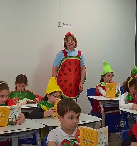 მე-2ა კლასის მოსწავლეებმა “ჩიპოლინოს თავგადასავლის” პერსონაჟები განასახიერეს