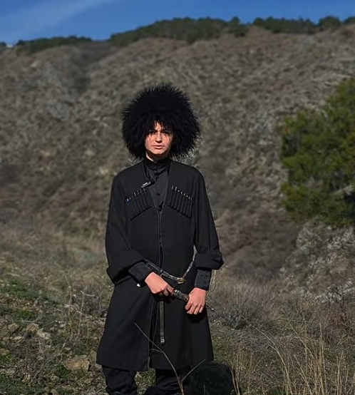 წარმოიდგინეთ გარემო, სადაც წარსული და აწმყო ერთმანეთს ერწყმიან, სადაც მწერლის თითოეული სიტყვა მოსწავლის თვალებში იკითხება. აღნიშნული აქტივობის მიზანი სწორედ ეს გახლდათ– ლიტერატურის არა მხოლოდ სწავლება, არამედ მისი შეგრძნება და გათავისება. 🎭