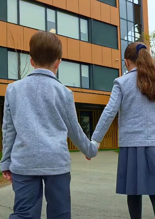 პატარა ნაბიჯებით დიდ სამყაროში! 👣 ჩვენი მოსწავლეებისთვის სკოლა მხოლოდ შენობა არ არის — ეს არის სივრცე, სადაც ყოველი კუთხე ახალ აღმოჩენას მალავს.