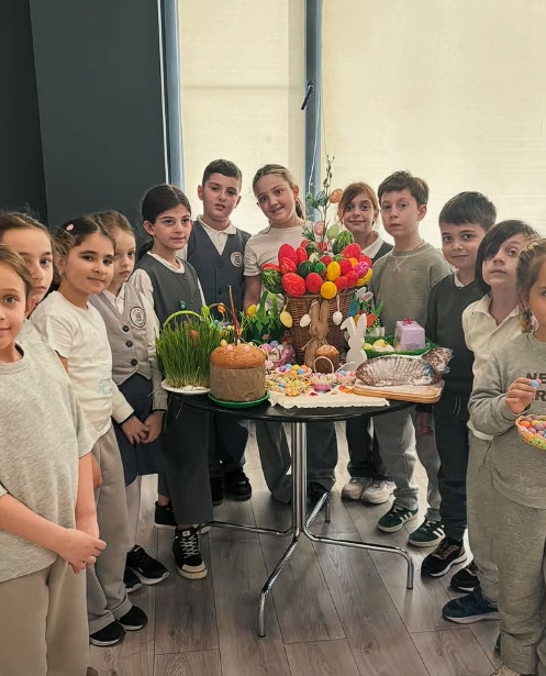 დღეს სკოლა „ახალი თაობის“ კედლებში ნამდვილი სააღდგომო განწყობა სუფევდა! 🎨🐰