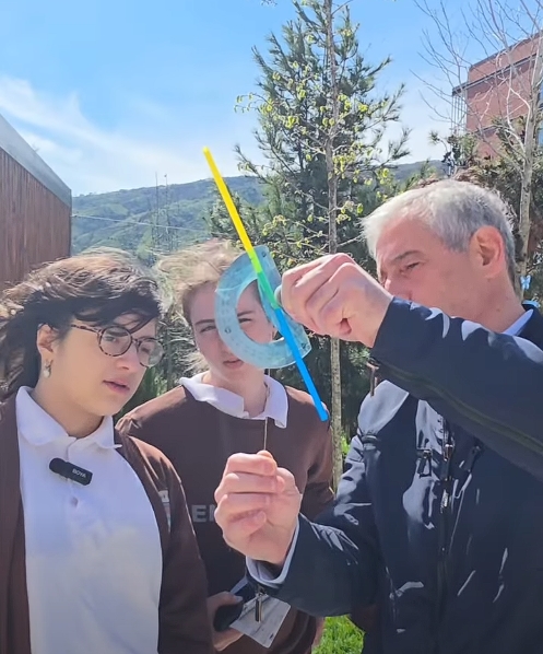 სკოლა „ახალ თაობაში“ მათემატიკა მხოლოდ ფორმულები არ არის — ეს თავგადასავალია, რასაც აღნიშნული გაკვეთილიც მოწმობს, სადაც  ჩვენმა მოსწავლეებმა ნამდვილი მკვლევარების როლი მოირგეს: