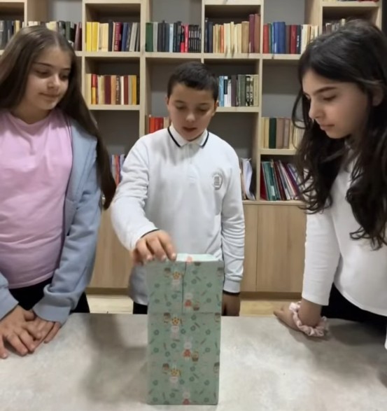 დღევანდელ ვიდეოში გაჩვენებთ, როგორ გამოიყენეს V კლასის მოსწავლეებმა ნაწილობითი არტიკლის ფორმები — du, de la, de l’ — რეალურ საკომუნიკაციო სიტუაციაში!