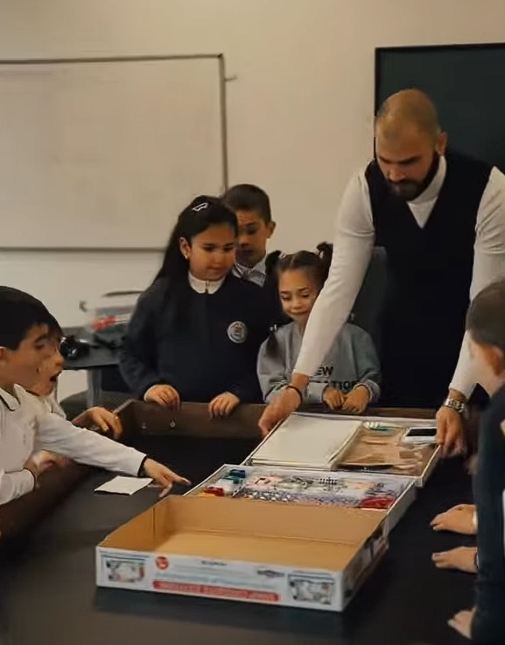 🤖 რობოტექნიკის გაკვეთილზე ბავშვები ტექნოლოგიების სამყაროს შემოქმედებითად და თამაშის გზით ეცნობიან.