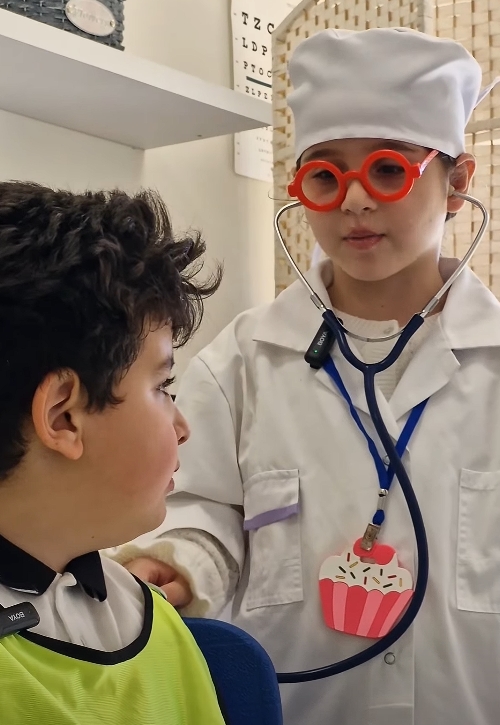 ოსტატურად მორგებული ექიმის როლი და სიტყვით განკურნებული პაციენტი😁 1ა კლასი. პარასკევის ,,სხვს დღე”