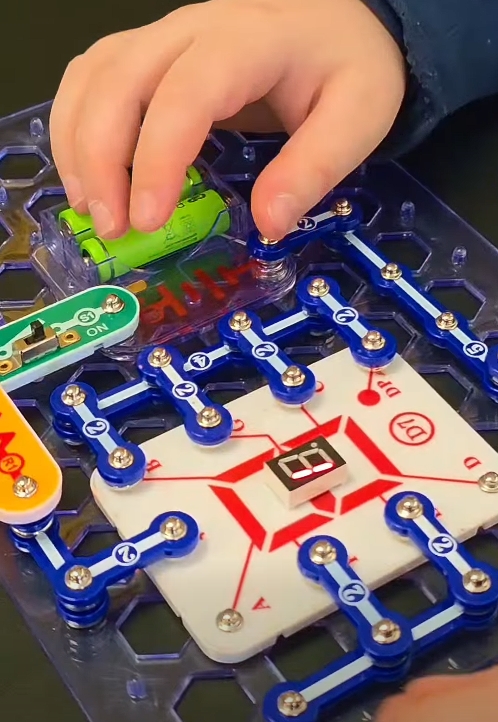 რობოტიკის კლუბში მოსწავლეები პრაქტიკულად სწავლობენ რობოტების აწყობასა და პროგრამირებას.