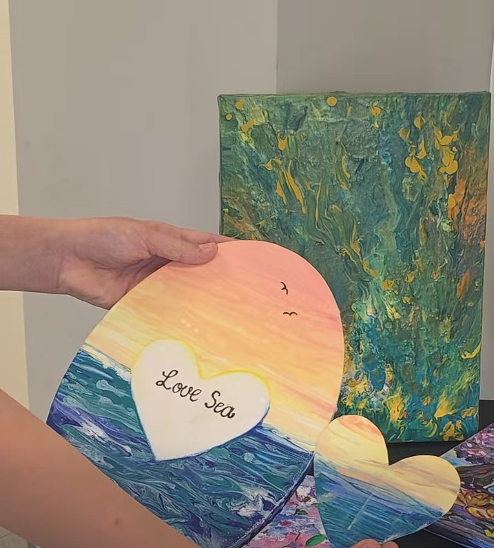 Today, in the school’s assembly hall, an exhibition was held featuring the paintings and handmade items of Anna Kvanchiani, a 6B grade student 🎨